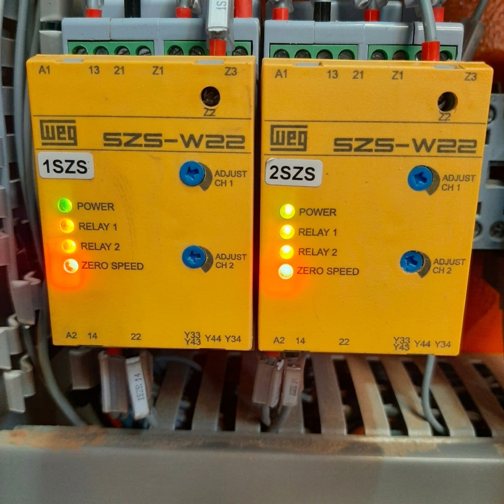 Relés de segurança industriais em detalhe com indicação luminosa ativa